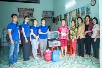 Hội Liên hiệp Phụ nữ tỉnh trao tặng học bổng  cho trẻ em mồ côi tại huyện Hớn Quản
