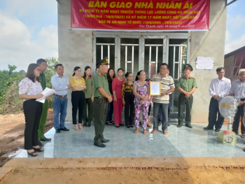 Hội LHPN xã Tân Thành phối hợp với Công an TP. Đồng Xoài  tổ chức bàn giao nhà nhân ái cho hộ phụ nữ khó khăn về nhà ở