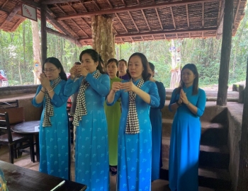 Hội Liên hiệp Phụ nữ tỉnh Bình Phước tổ chức lễ dâng hương kỷ niệm 30 năm ngày mất của Nữ tướng Nguyễn Thị Định