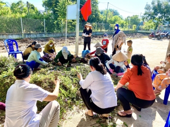 Hội LHPN thị xã Bình Long ra quân trồng cây xanh thực hiện công trình “Phụ nữ với phong trào xây dựng khu cư dân cư sạch mọi nơi, đẹp mọi chỗ”