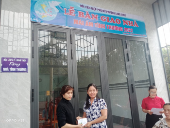 Hội Liên hiệp Phụ nữ phường Long Thủy, thị xã Phước Long trao tặng Mái ấm tình thương