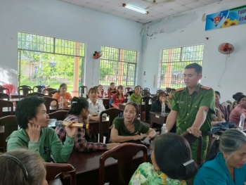 Hớn Quản - Gần 150 hội viên, phụ nữ và Nhân dân được trang bị kiến thức về phòng, chống bạo lực gia đình, kỹ năng an toàn cho phụ nữ và trẻ em về an ninh mạng