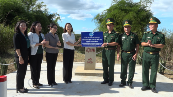 Hội LHPN huyện Bù Đốp bàn giao công trình  sân chào cột mốc biên giới