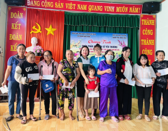 Hội LHPN thành phố Đồng Xoài phối hợp tặng quà Tết cho hội viên phụ nữ khuyết tật và trẻ em mồ côi, có hoàn cảnh khó khăn