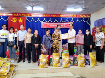 Gương điển hình trong công tác nhân đạo, từ thiện