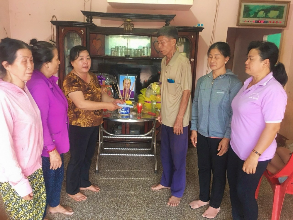 Thăm hỏi, hỗ trợ gia đình hội viên phụ nữ có hoàn cảnh khó khăn qua đời