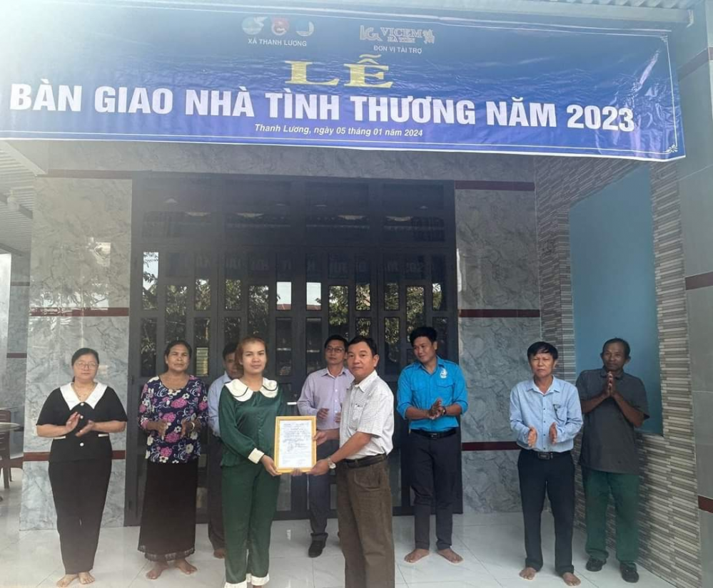 Hội LHPN phường Hưng Chiến trao nhà "Mái ấm tình thương"