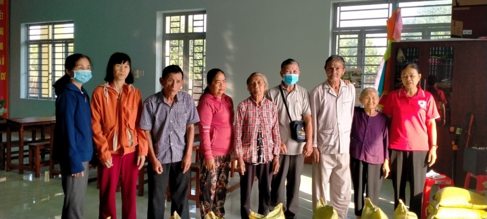Hội LHPN phường Hưng Long, thị xã Chơn Thành tổ chức chương trình "Trao quà tết - Xuân yêu thương"
