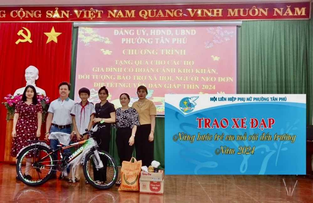 Hội Liên hiệp Phụ nữ phường Tân Phú trao tặng xe đạp nâng bước trẻ em mồ côi đến trường năm 2024