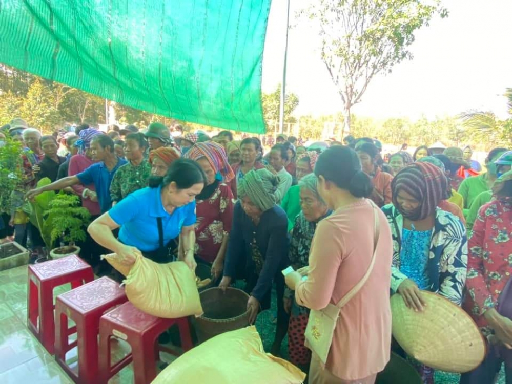 Hội LHPN xã An Khương chăm lo quà tết cho gia đình hội viên phụ nữ nghèo
