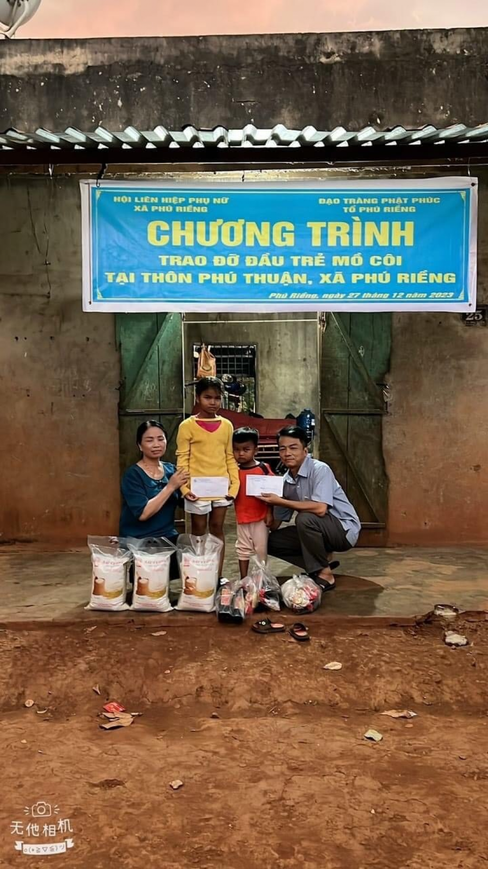 Trao đỡ đầu cho trẻ mồ côi mẹ có hoàn cảnh khó khăn