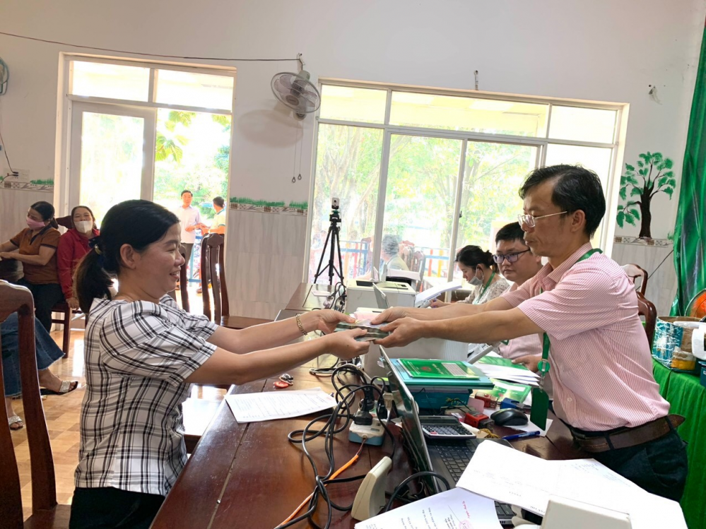 Hội viên phụ nữ huyện Phú Riềng được giải ngân vay vốn giải quyết việc làm hỗ trợ khởi sự, khởi nghiệp kinh doanh