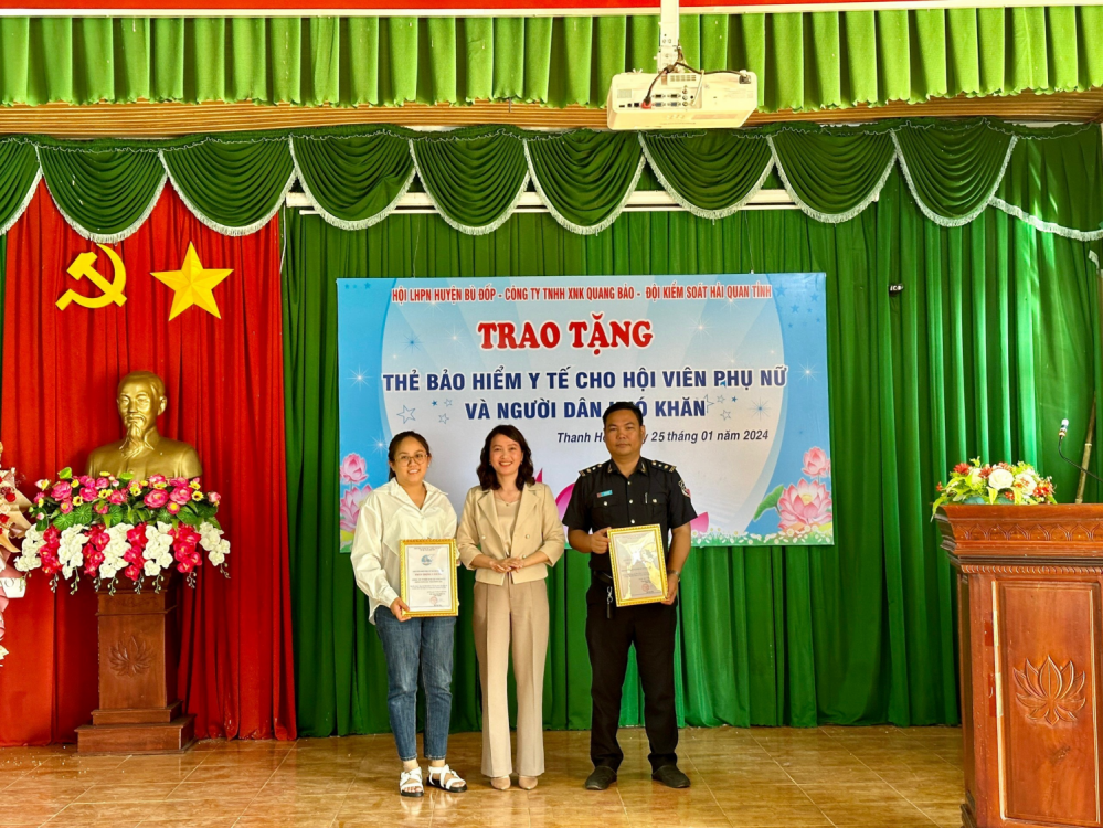 Hội LHPN huyện Bù Đốp trao tặng thẻ bảo hiểm y tế cho hội viên phụ nữ và người dân khó khăn tại xã Thanh Hòa