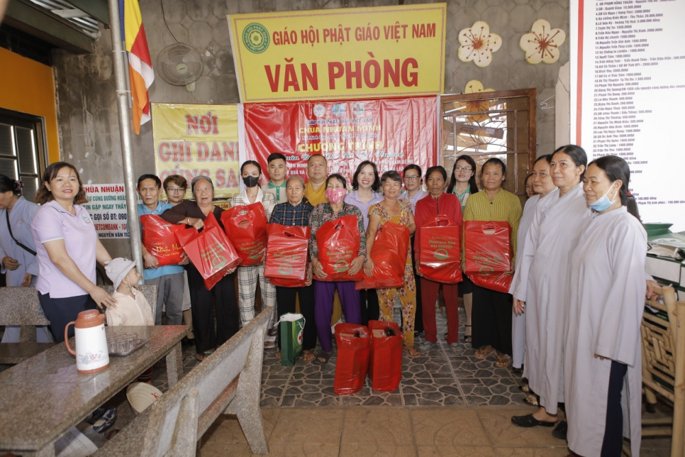 Trao quà và khám bệnh, cấp thuốc miễn phí cho hơn 200 hội viên phụ nữ và nhân dân có hoàn cảnh khó khăn