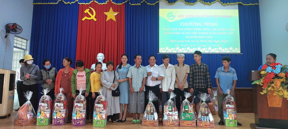 Hội LHPN phường Tiến Thành tặng quà tết cho hội viên, phụ nữ, các hoàn cảnh khó khăn và đối tượng bảo trợ xã hội nhân dịp tết Nguyên đán Giáp Thìn năm 2024