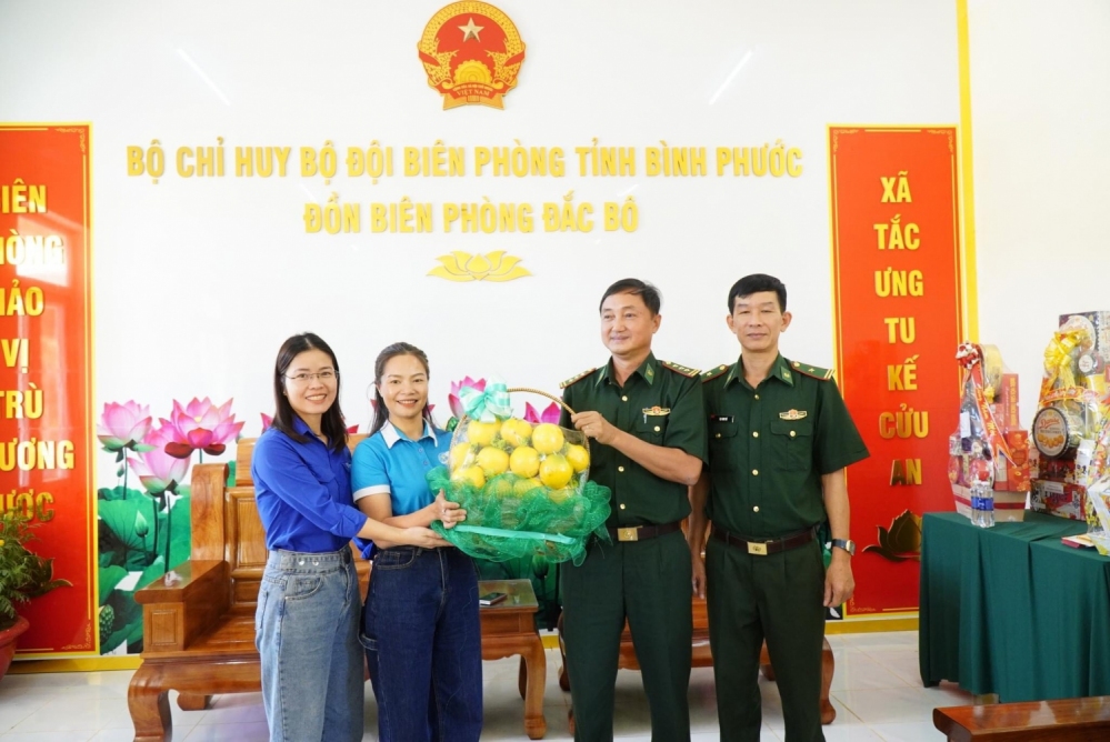 Thăm và tặng quà đồn biên phòng Đắc Bô nhân dịp  xuân Giáp Thìn năm 2024