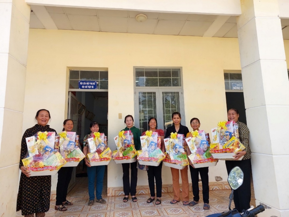 Hội LHPN xã Tân Quan chăm lo cho đội ngũ cán bộ hội trước thềm tết Nguyên Đán năm 2024