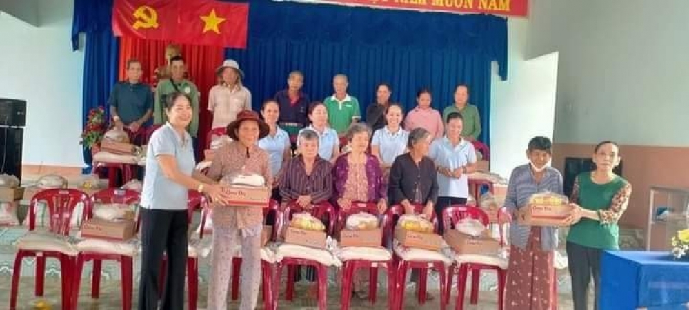 Câu lạc bộ Tân Lộc Phát tặng quà tết cho người dân khó khăn