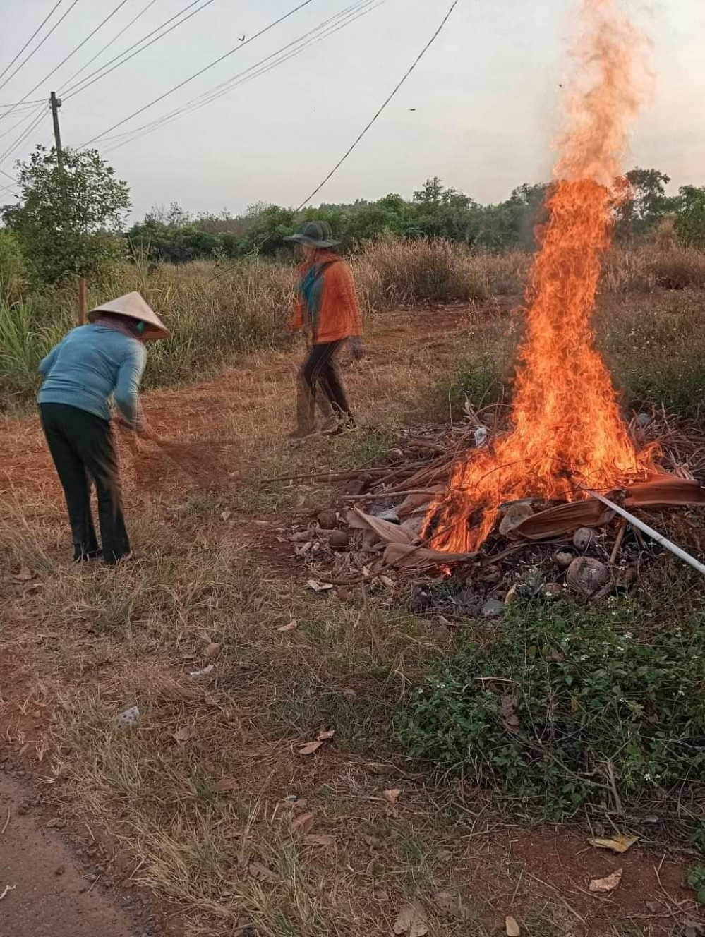 Chi hội Phụ nữ khu phố 5, phường Thác Mơ, thị xã Phước Long thực hiện “Phụ nữ với phong trào xây dựng khu dân cư sạch mọi nơi, đẹp mọi chỗ”