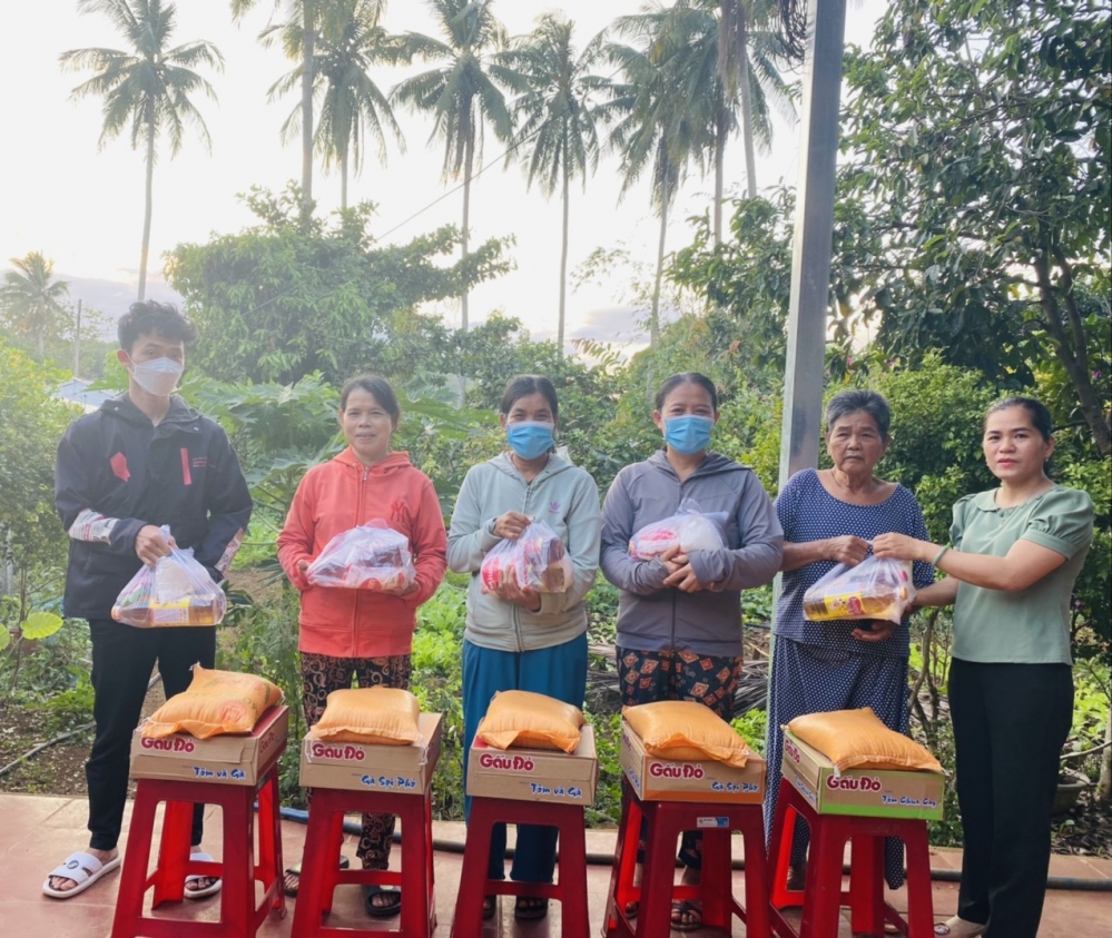 Hội LHPN phường Phú Đức, thị xã Bình Long vận động trao quà tết Nguyên đán Giáp Thìn năm 2024