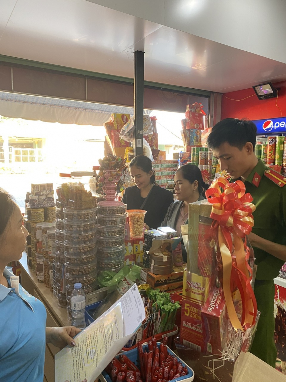 Hội LHPN phường Phú Đức, thị xã Bình Long phối hợp kiểm tra vệ sinh an toàn thực phẩm trước tết Nguyên đán Giáp Thìn năm 2024