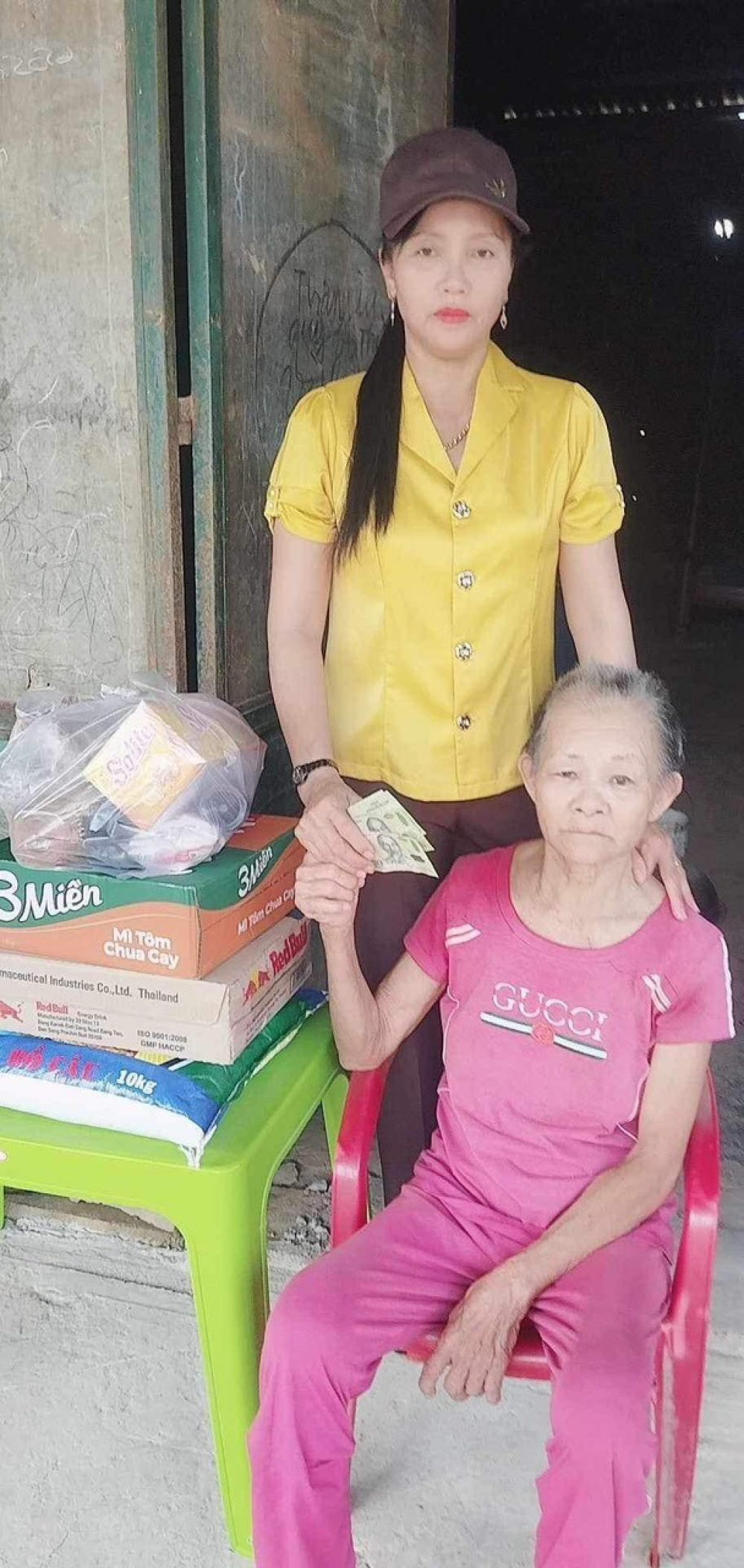 Chi hội Phụ nữ thôn Phú Lâm, xã Phú Trung trao quà tết cho địa chỉ nhân đạo