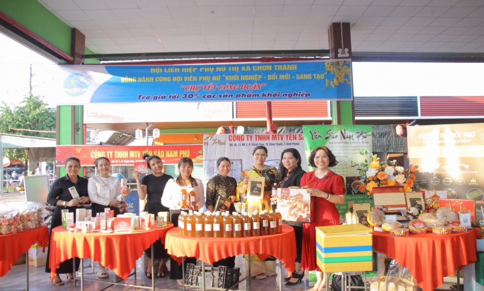 Hội LHPN thị xã Chơn Thành tham gia “Chợ tết công đoàn” Xuân Giáp Thìn