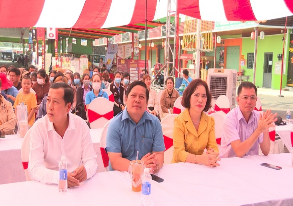 Hội LHPN thị xã Chơn Thành phối hợp với Công đoàn các khu công nghiệp tỉnh tuyên truyền pháp luật cho công đoàn viên