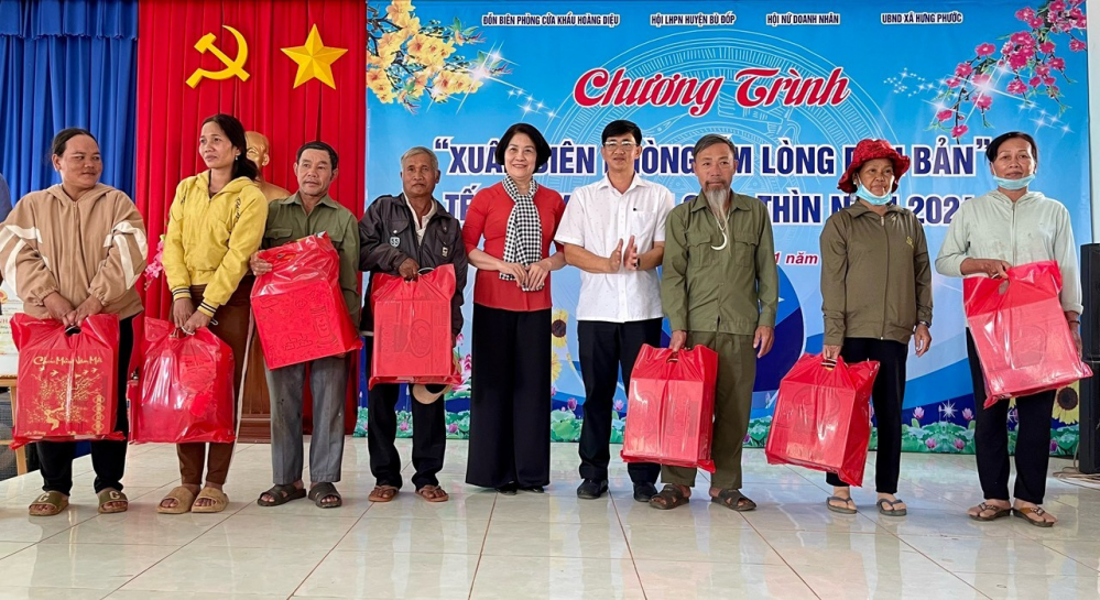 Hội LHPN huyện Bù Đốp phối hợp tổ chức chương trình “Xuân biên phòng ấm lòng dân bản” năm 2024