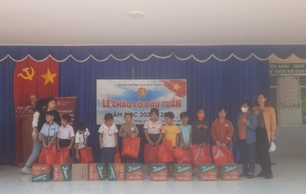 Phụ nữ xã Phước An tặng 100 phần quà tết  cho học sinh khó khăn