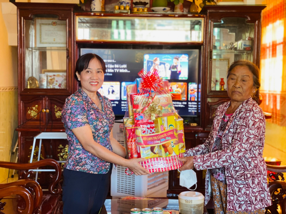 Hội LHPN thị xã Phước Long thăm và tặng quà tết cho các đồng chí  nguyên lãnh đạo hội nhân dịp Tết Giáp Thìn 2024