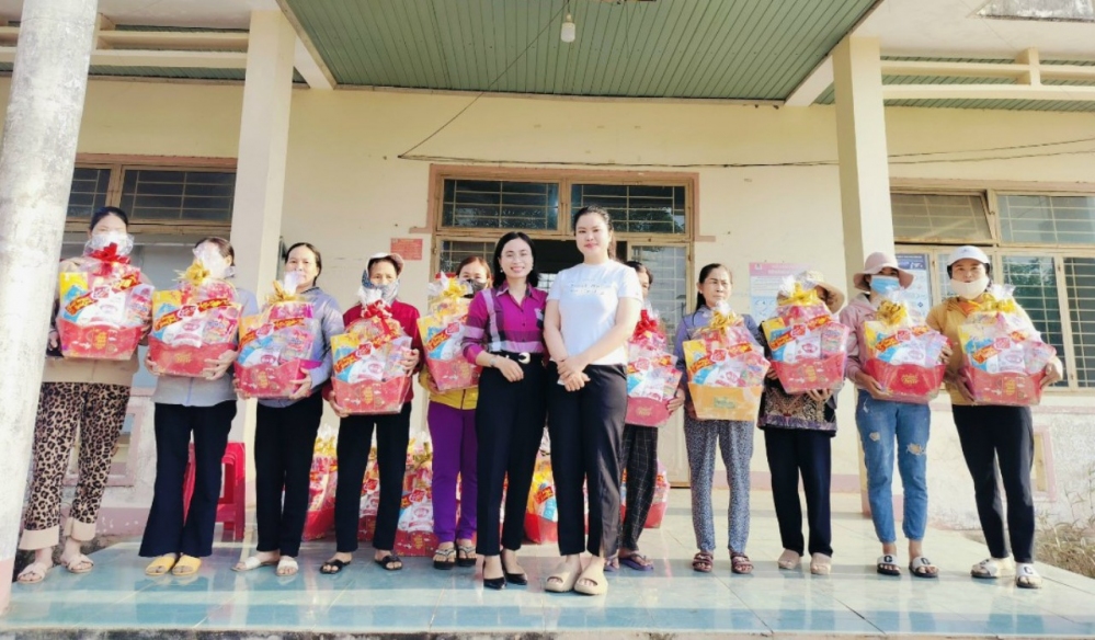 Vận động và tặng quà tết cho hội viên phụ nữ khó khăn tại xã Tân Thành, huyện Bù Đốp