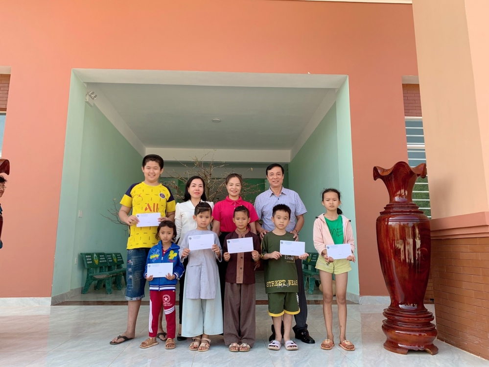 Trao kinh phí đỡ đầu cho trẻ mồ côi xã Long Hà