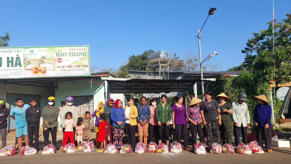 Hội LHPN xã Thuận Lợi, huyện Đồng Phú trao yêu thương nhận nụ cười