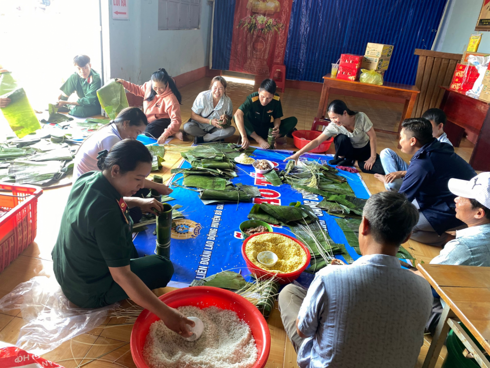 Hội LHPN xã Phú Văn phối hợp tổ chức chương trình tết Quân – Dân tại thôn Đak Son 2