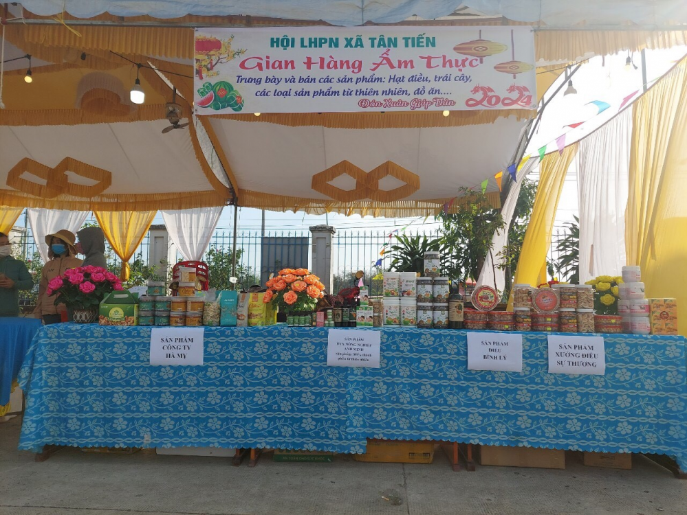Hội LHPN xã Tân Tiến tham gia gian hàng ẩm thực mừng Xuân Giáp Thìn gây quỹ "Vì người nghèo đón tết vui"