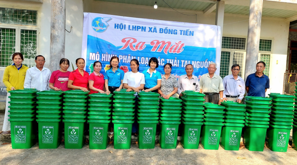 Phụ nữ xã Đồng Tiến với mô hình phân loại rác thải nhựa