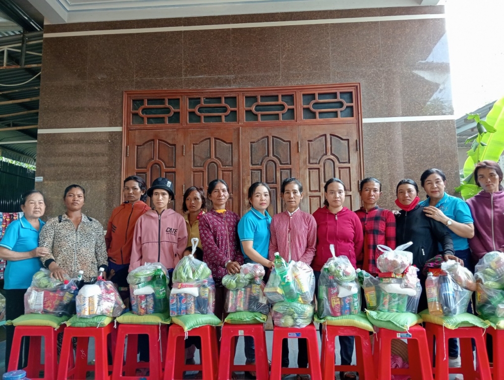 90 phần quà trao cho hội viên phụ nữ nghèo, hộ nghèo, hộ khó khăn, hộ dân tộc thiểu số ấp Thanh An, ấp Sóc Giếng, xã Thanh Lương