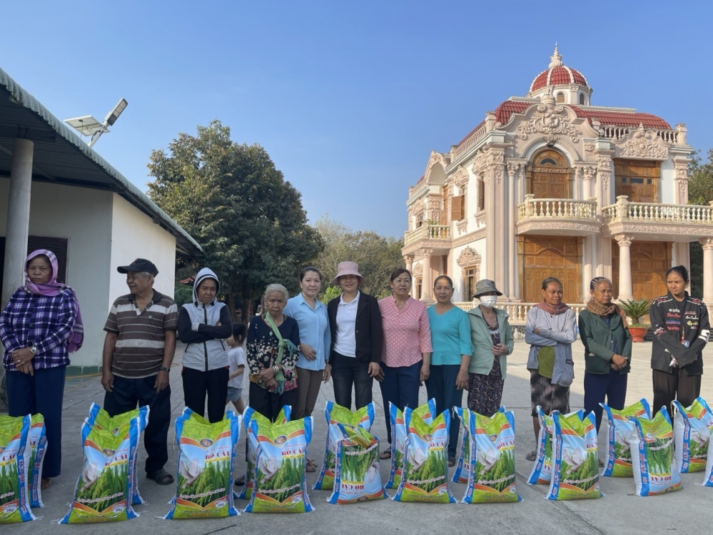 Chi hội phụ nữ ấp Bào Teng, ấp Cây Gõ xã Quang Minh, thị xã Chơn Thành chăm lo tết cho hội viên có hoàn cảnh khó khăn nhân dịp xuân Giáp Thìn năm 2024