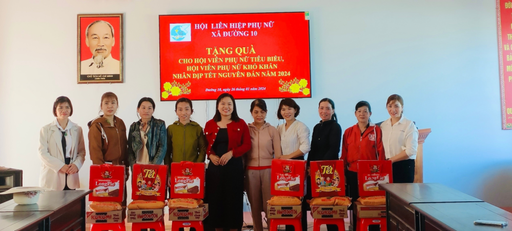 Hội LHPN xã Đường 10 tặng quà cho hội viên phụ nữ khó khăn nhân dịp Tết Nguyên đán Giáp Thìn năm 2024