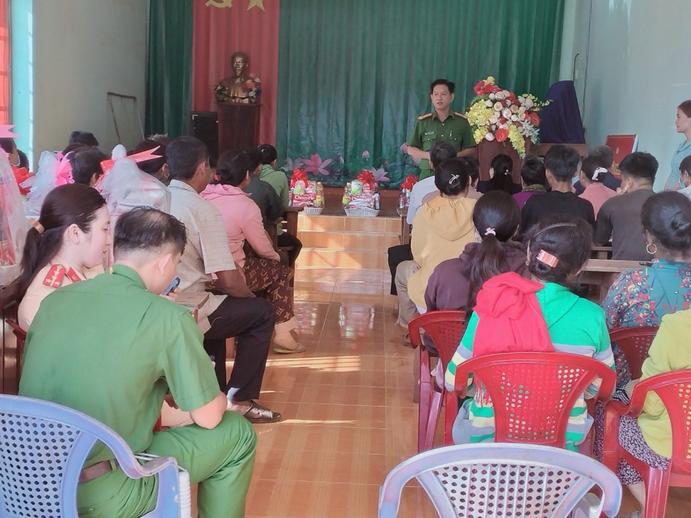 Hội LHPN phường Hưng Chiến tặng 50 phần quà cho hội viên phụ nữ có hoàn cảnh khó khăn nhân dịp Tết Nguyên Đán 2024