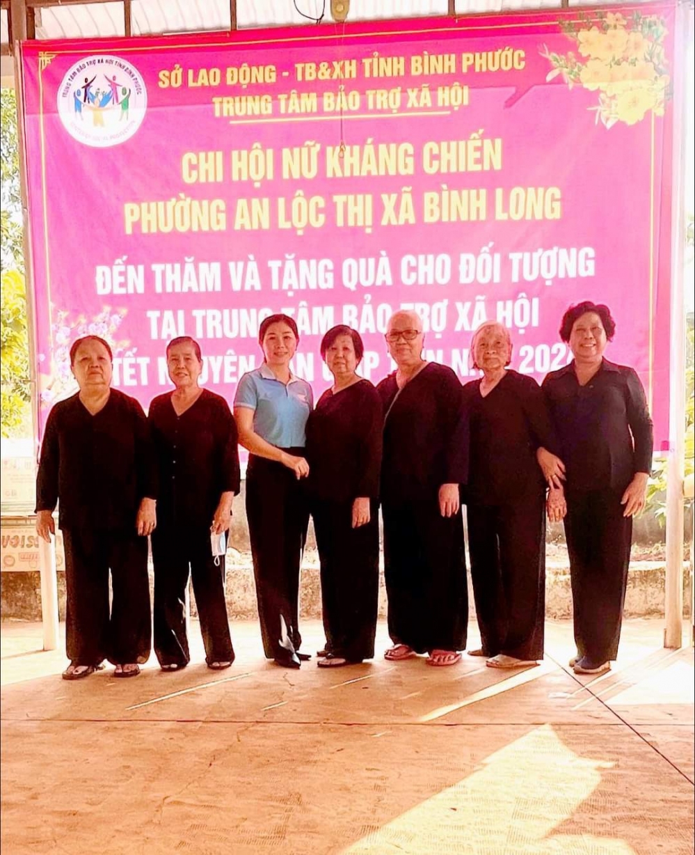 Chi hội nữ kháng chiến phường An Lộc, thị xã Bình Long tổ chức thăm tặng quà Tết Giáp Thìn tại Trung tâm bảo trợ xã hội huyện Lộc Ninh