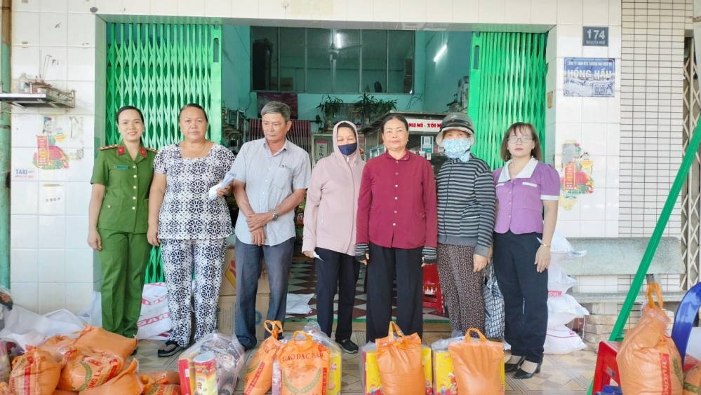 Hội phụ nữ Công an thị xã Bình Long thực hiện chương trình “Tết nhân ái, chia sẻ yêu thương” năm 2024 và chương trình “Mẹ đỡ đầu”