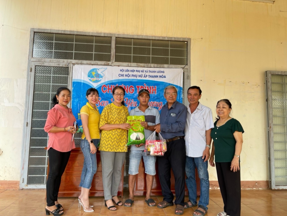 Chi hội phụ nữ ấp Thanh Hoà, xã Thanh Lương trao 20 suất quà cho hội viên, phụ nữ khó khăn nhân dịp Tết Nguyên Đán