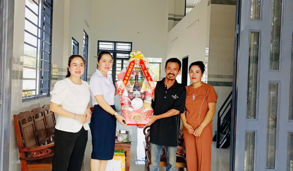 Hội LHPN thị xã Phước Long trao tặng “Mái ấm tình thương”