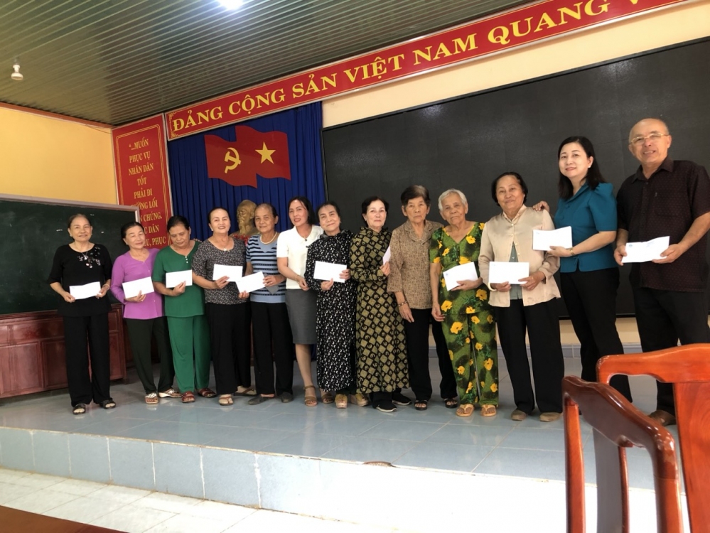 Hội LHPN huyện Bù Đăng tặng quà cho các cô Nữ kháng chiến
