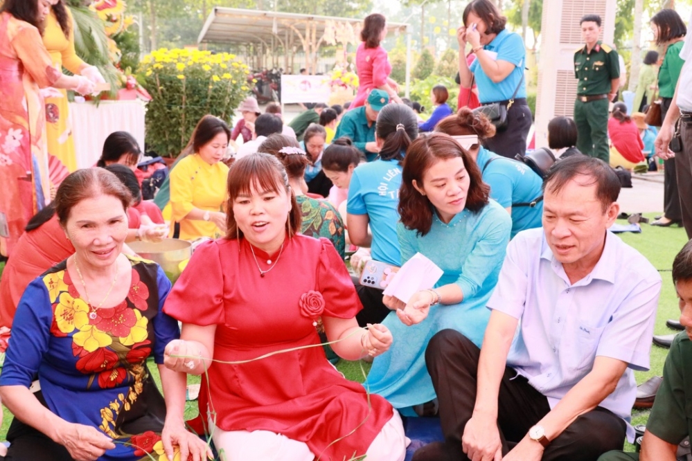 Hớn Quản - Sôi nổi Hội thi gói bánh chưng, bánh tét mừng Đảng, mừng Xuân Giáp Thìn 2024