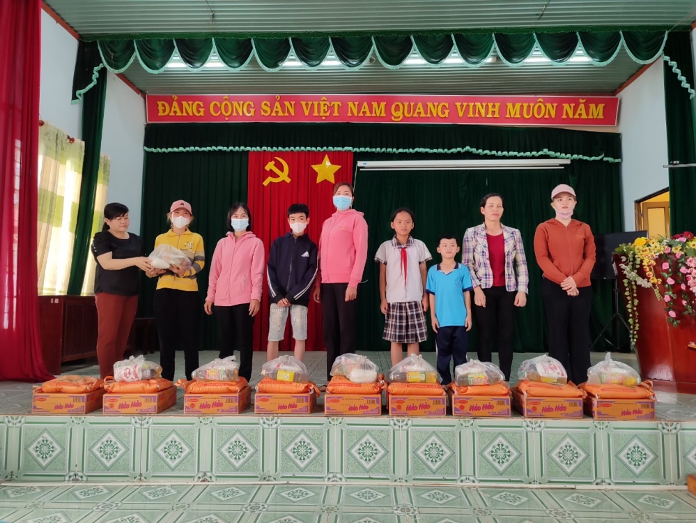 Phụ nữ Long Bình tặng quà cho hội viên phụ nữ, trẻ em khó khăn, mồ côi trên địa bàn xã