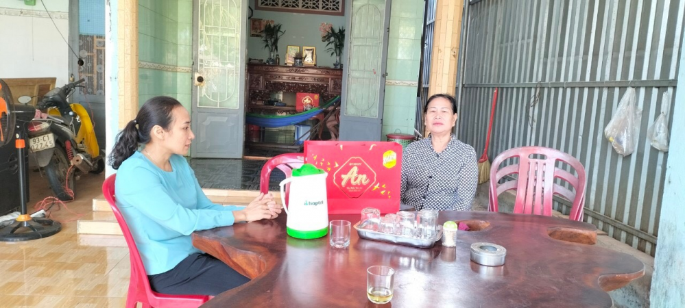 Hội LHPN xã Bình Tân thăm hỏi nguyên cán bộ Hội qua các thời kỳ