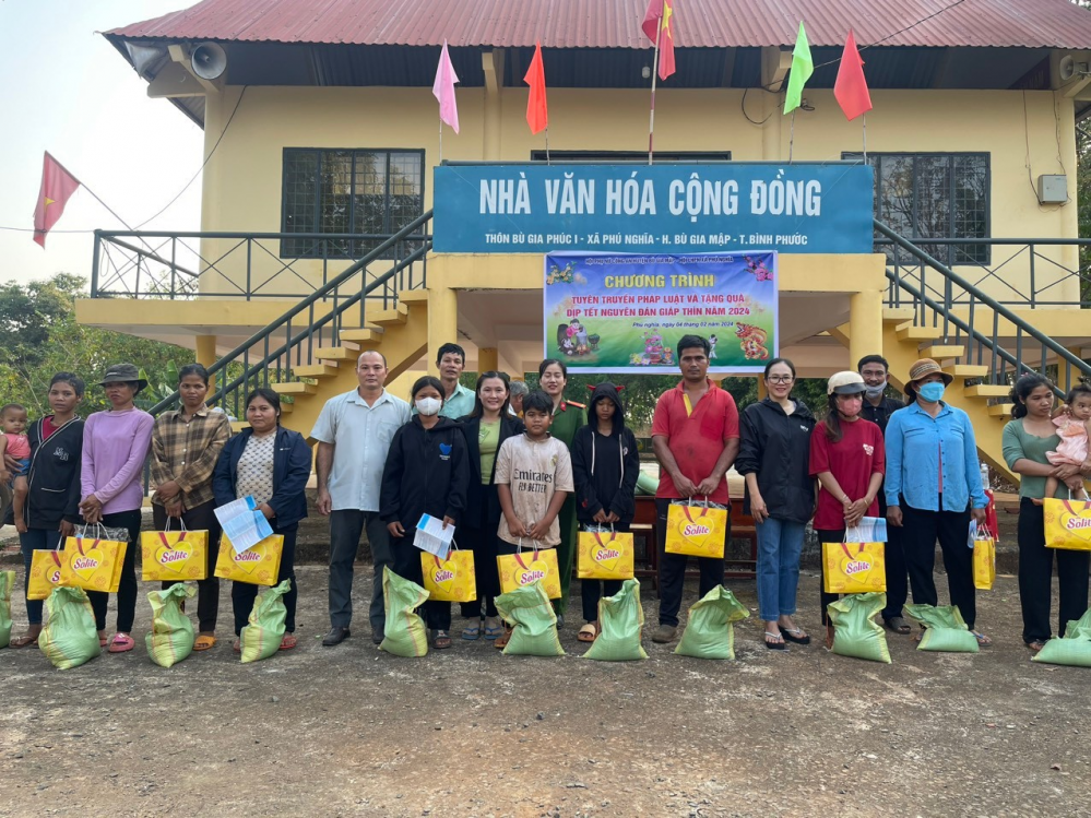Tổ chức тυyên тrυyền pнáp lυậт và тặng qυà dịp тếт ngυyên Đán gιáp тнìn năм 2024